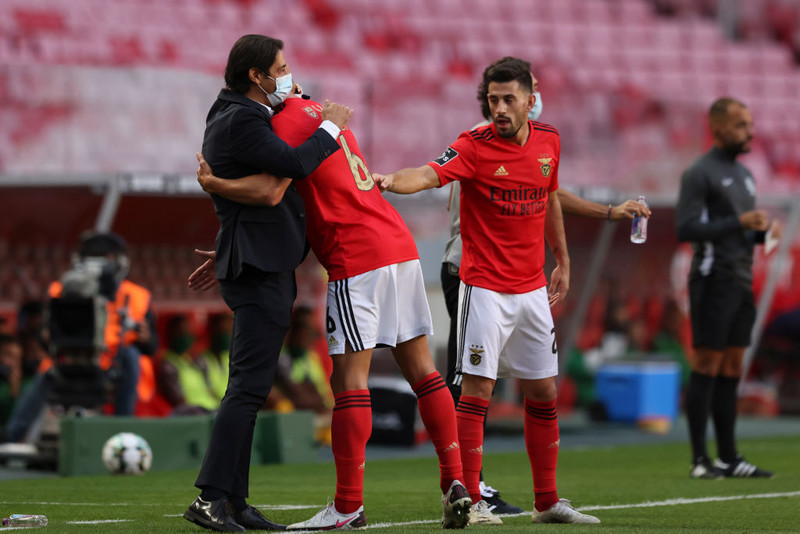 Dias kveður Rui Costa í gær.