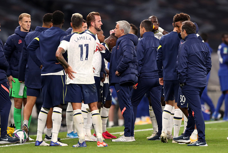 Jose Mourinho, stjóri Tottenham, ræðir við Harry Kane sem skoraði úr fimmtu spyrnu Spurs.