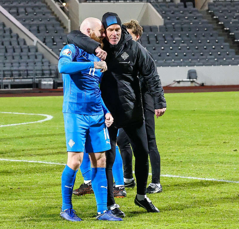 Þorgrímur Þráinsson faðmar Aron Einar Gunnarsson eftir leikinn gegn Rúmenum.
