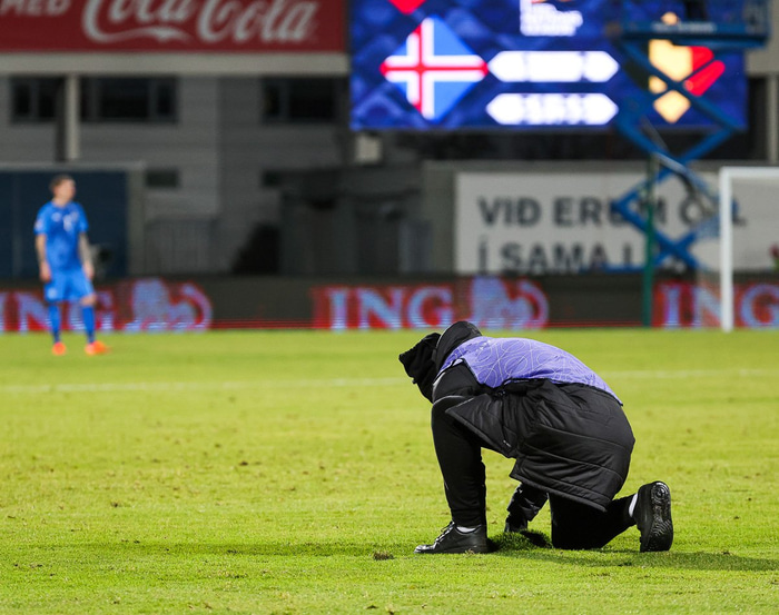 Kristinn gerir við völlinn á meðan boltinn er hinum megin.