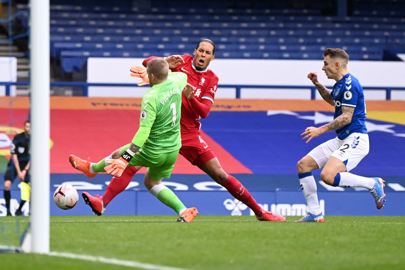 Pickford stálheppinn þegar hann straujaði Van Dijk