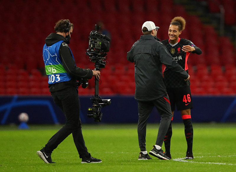 Williams faðmar Jurgen Klopp eftir sigurinn í kvöld.