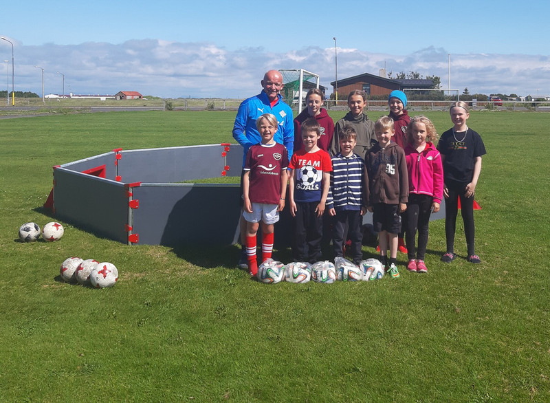 <b>Stokkseyri</b><br> 12 mættir og allir vildu pönnuvöllinn aftur. 3 forráðamenn. Allir glaðir að sjá KSÍ aftur