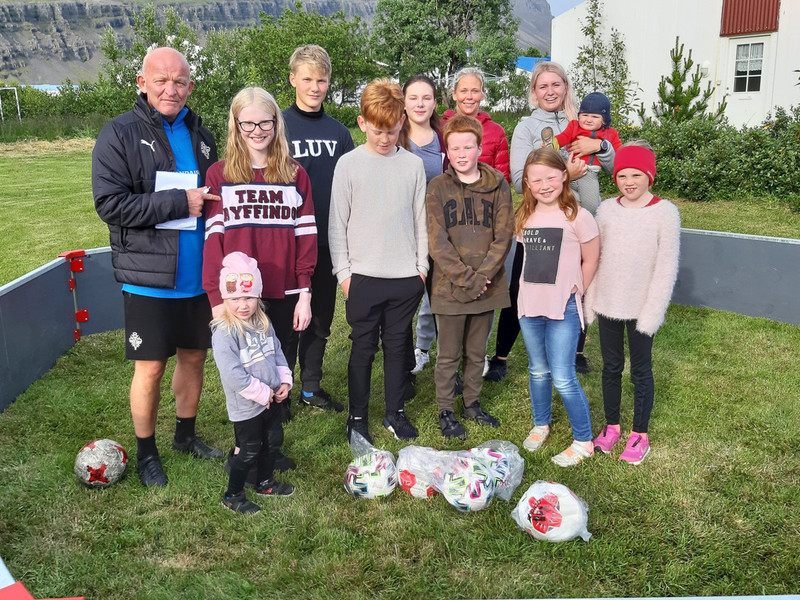 <b>Breiðdalsvík</b><br>
11 krakkar mættir og Jórunn (vantar Elvar Frey á myndina). Pönnuvöllurinn á fullu hjá krökkunum. Svo þegar krakkarnir voru búnir, þá hoppaði Jórunn (forráðamaður og foreldri) inn í með börnin sín og hætti ekki fyrr en ég gaf henni gula spjaldið. Æðislegir krakkar, frábær staður og Jórunn mögnuð. Gaman að segja frá því að þegar við vorum hætt þá kom fjölskylda og tók 20 mínútna æfingu á vellinum, pabbinn, mamman, og 2 eldri börn. Sá svo þessa fjölskyldu í morgunmat daginn eftir, svona líka skökk og hölt, marin og enn rjóð í kinnum, en gleðin var enn á andliti þeirra, já pönnuvöllur KSÍ er fyrir alla