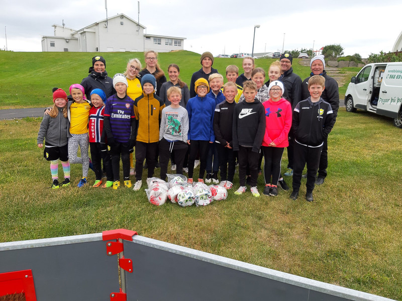 <b>Þórshöfn (Langnesingar)</b><br> Svakalegur áhugi á pönnuvellinum og allir krakkarnir búnir að bíða alla vikuna eftir þessu. Flestir komnir aftur og vilja ekkert annað en pönnuvöll KSÍ. Get ekki hrósað krökkunum og forráðamönnunum nóg. 23 krakkar mættir og 2 pönnuvellir settir á fullt (aldrei verið prófað áður hjá mér ) og undirritaður kófsveittur að hvetja og hjálpa á völlunum. Mikil hamingja og þau ætla öll að mæta að ári. Forráðamennirnir með hjarta fyrir boltanum og krökkunum, algjörlega frábær þau Valgerður og Þórarinn. Forráðamaður og þjálfari og mamma, Valgerður Sæmundsdóttir, allt í öllu.