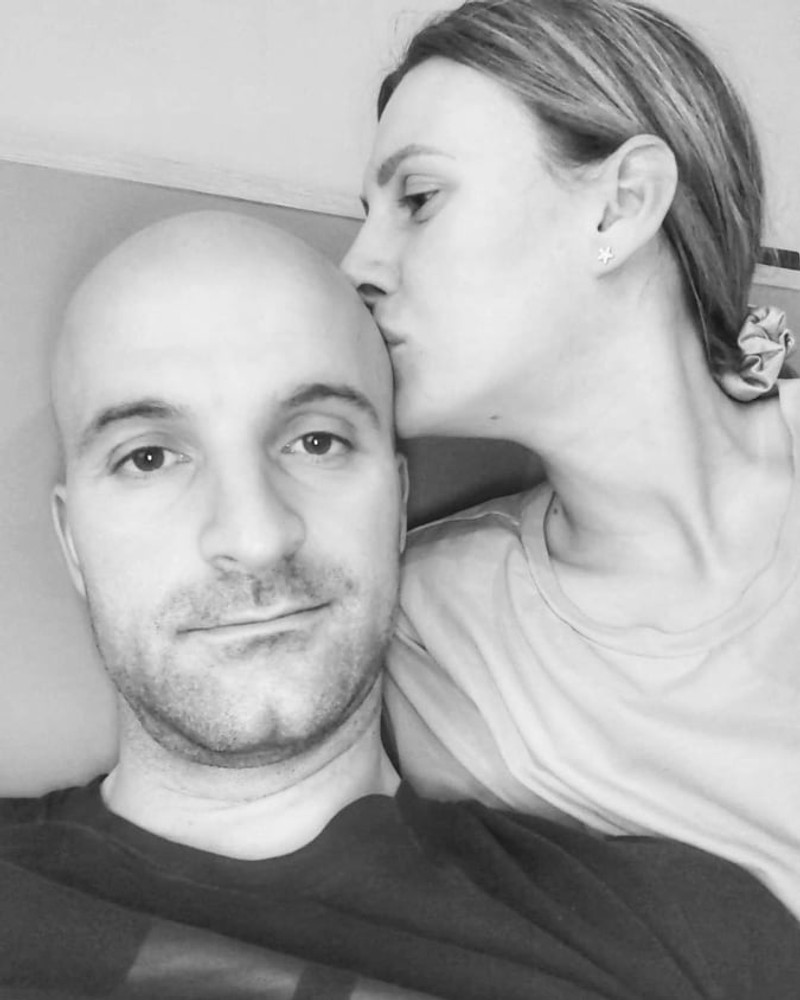 Petar Mudresa ásamt eiginkonu sinni eftir aðgerðina á dögunum.