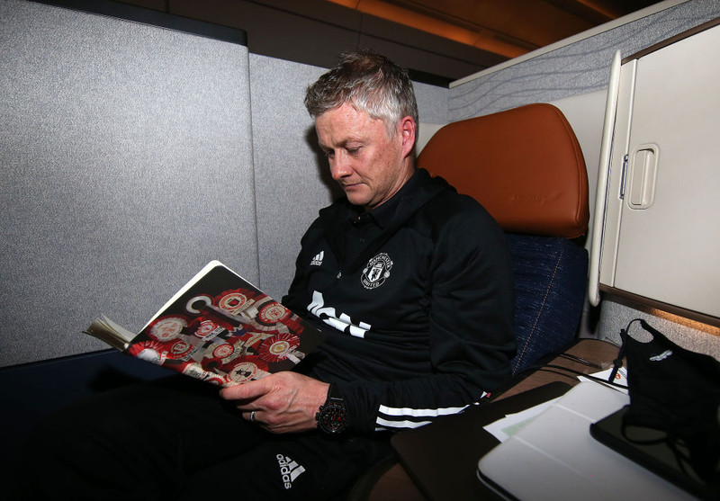 Ole Gunnar gluggar í góða bók.