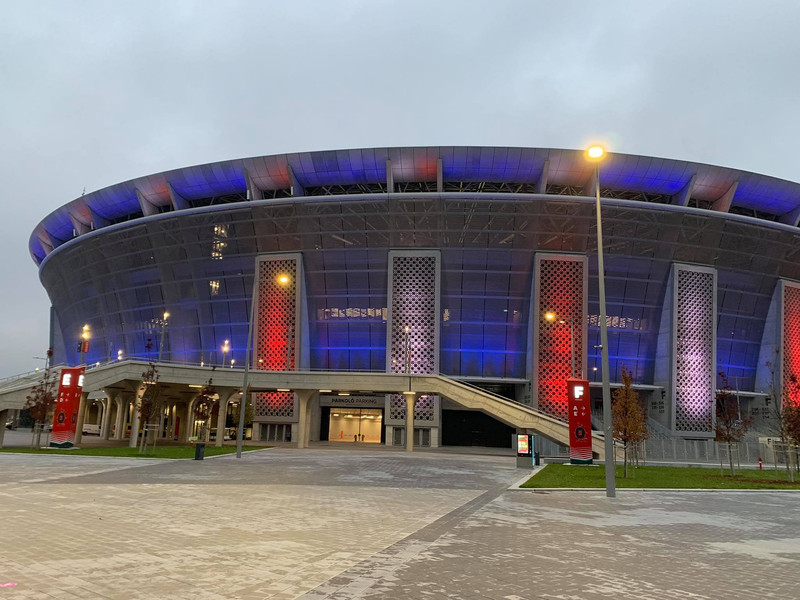 Leikvangurinn í Búdapest í fánalitum Íslands