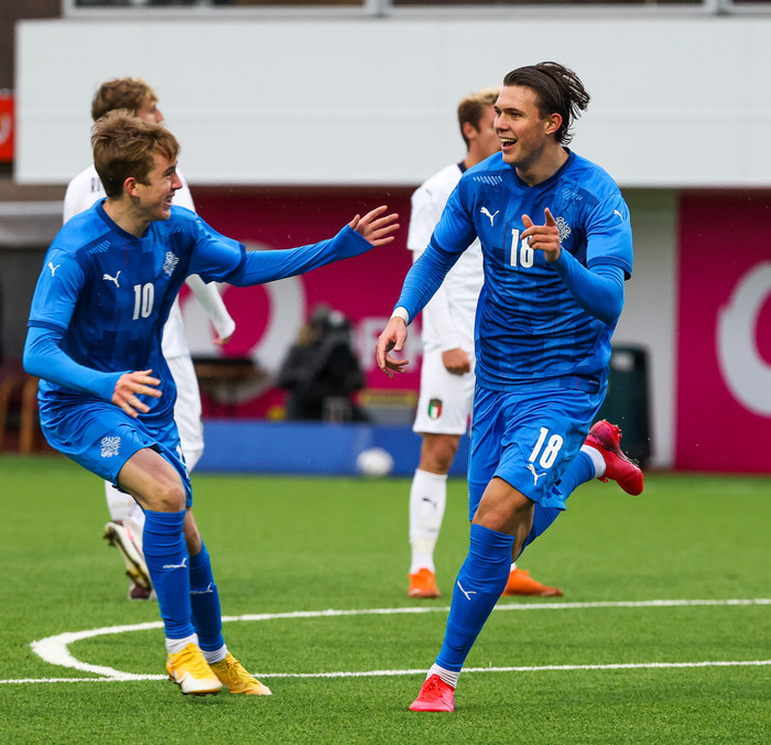 Willum fagnar marki með U21 landsliðinu.