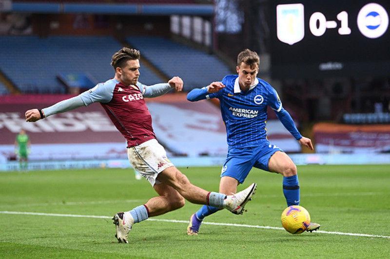 Jack Grealish og Solly March í baráttu um boltann.