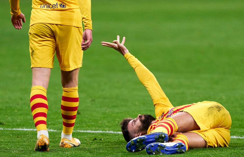 Pique meiddist gegn Atletico Madrid.