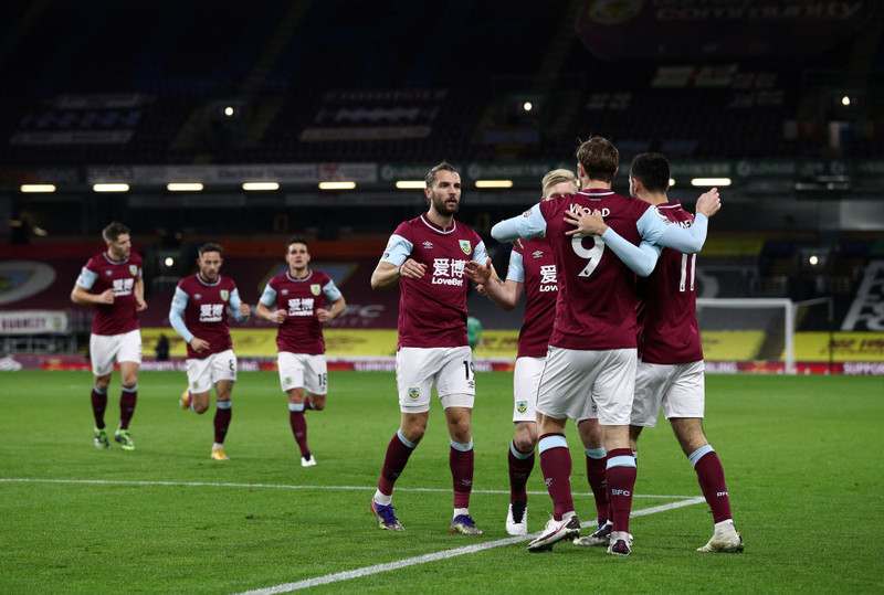 Chris Wood fagnar marki sínu ásamt leikmönnum Burnley