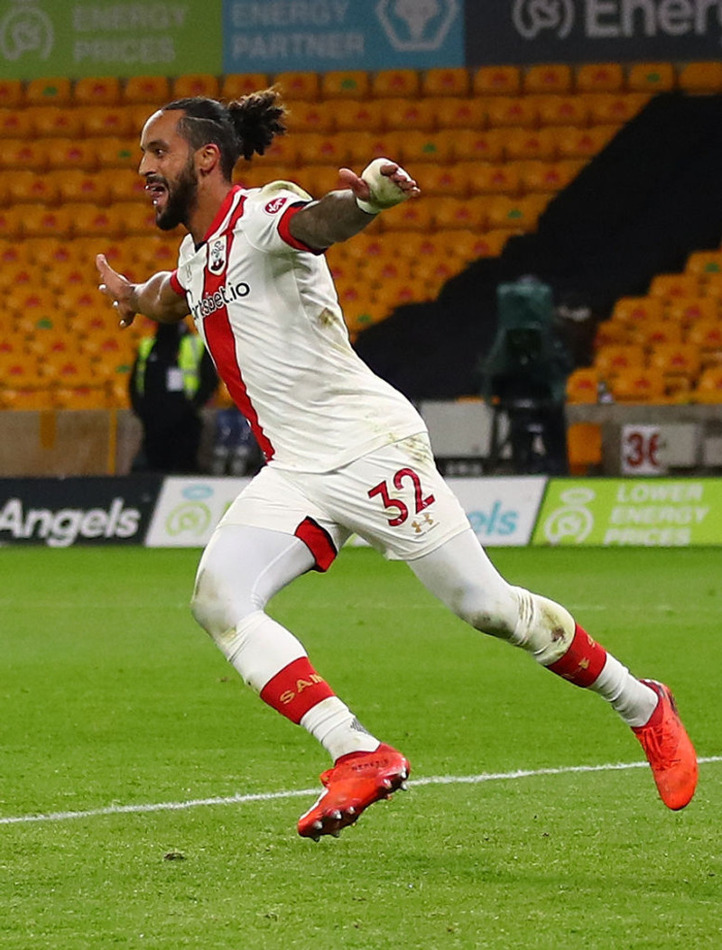 Theo Walcott fagnar marki sínu