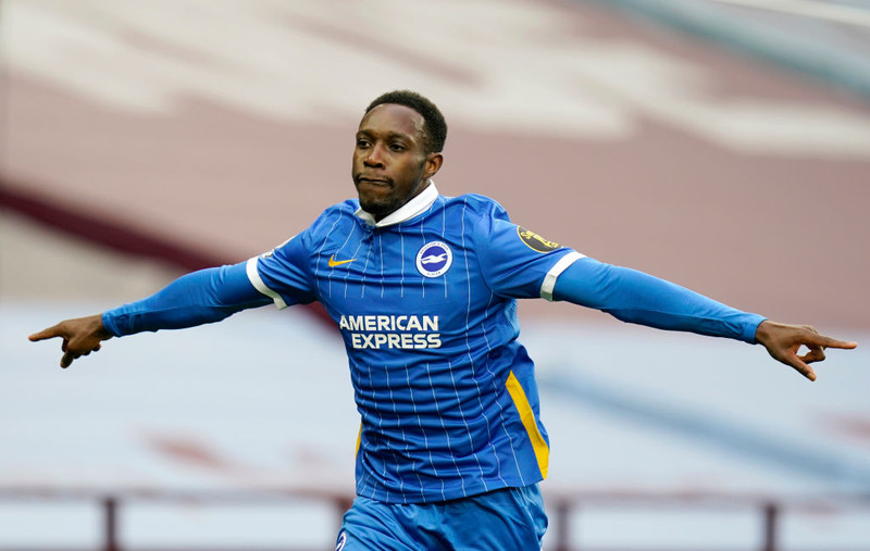 Welbeck byrjar frammi.