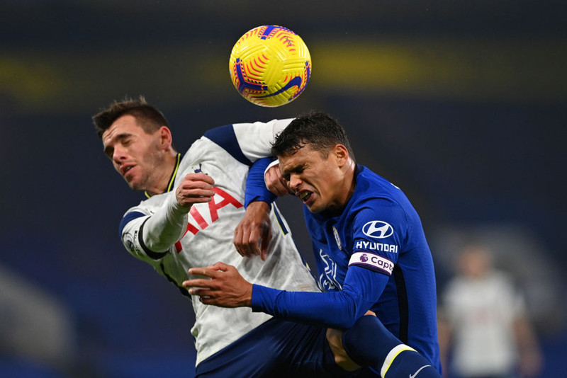 Sjáðu atvikið: Thiago Silva heppinn að sleppa við rautt