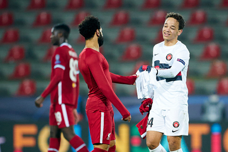 Mikael er leikmaður Midtjylland í Danmörku. Hér skiptir hann á treyjum við Mohamed Salah eftir leik í Meistaradeildinni.