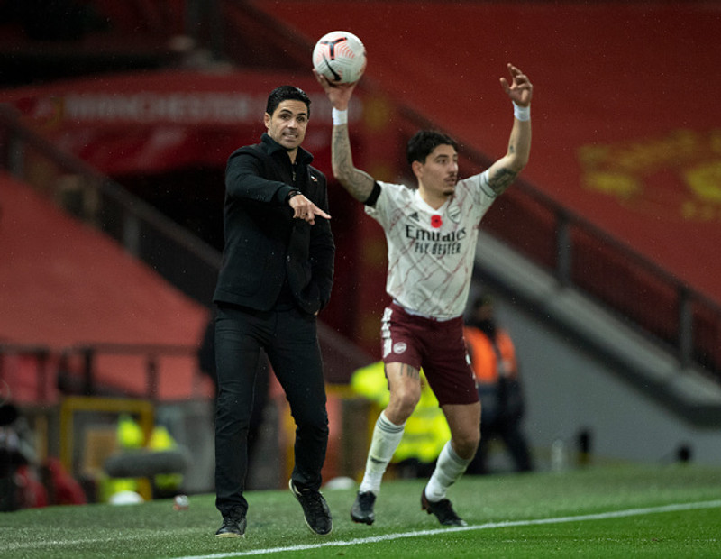 Mikel Arteta og Hector Bellerin.