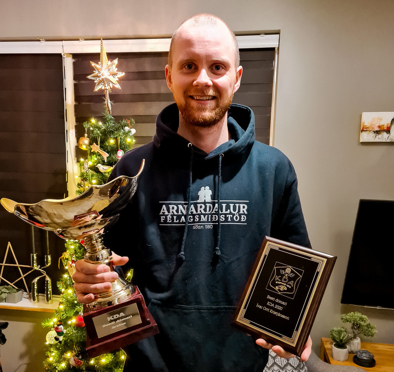 Ívar Orri Kristjánsson með verðlaunagripina fyrir að vera valinn Besti dómari KDA 2020.