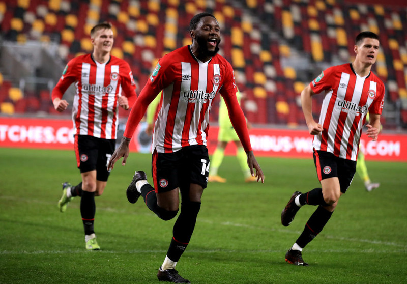 Josh Dasilva fagnar marki með Brentford.