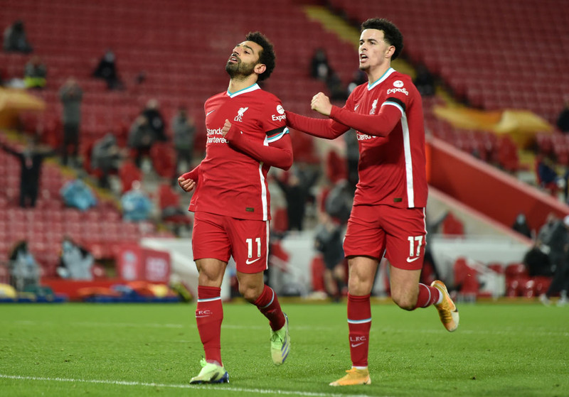 Mohamed Salah og Curtis Jones, leikmenn Liverpool.