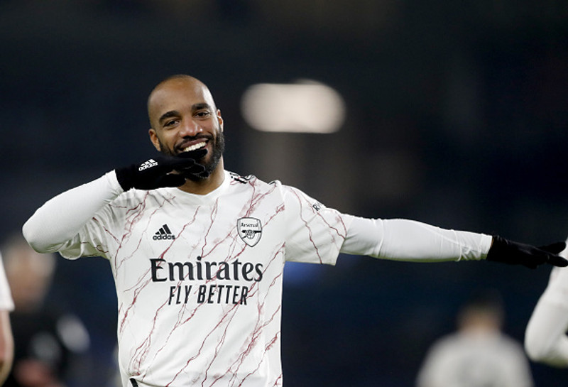 Arsenal ætlar að ræða nýjan samning við Lacazette