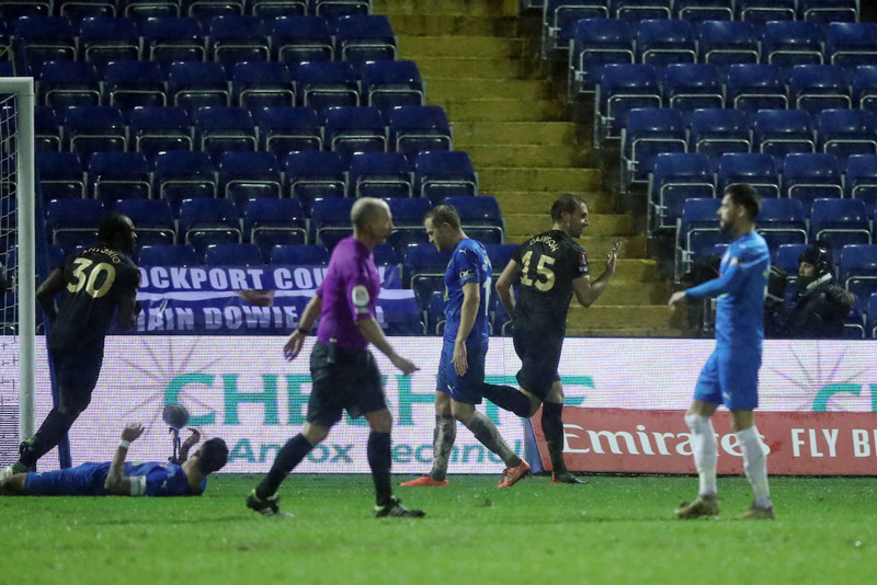 Craig Dawson fagnar marki sínu gegn Stockport í kvöld