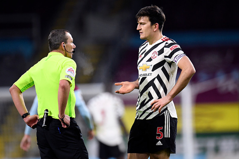 Maguire ræðir við Kevin Friend, dómara leiksins.