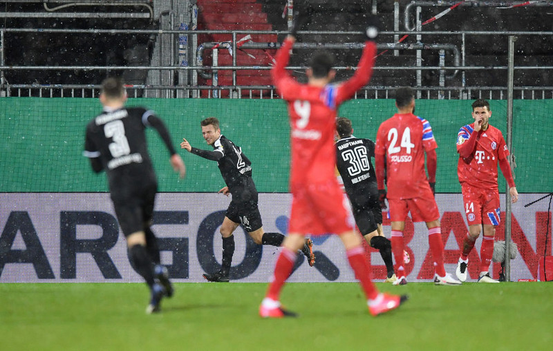 Holstein Kiel, sem er í B-deild, er komið í undanúrslit þýska bikarsins.