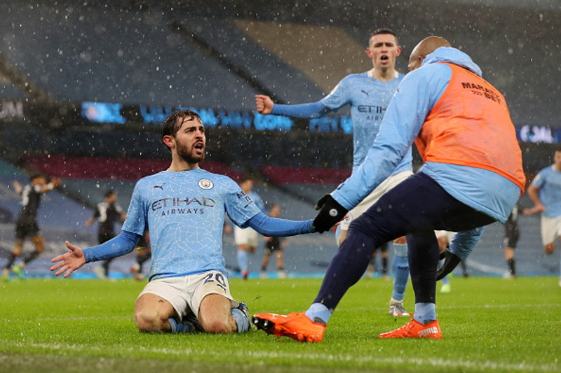 Bernardo Silva kom Man City á bragðið í rigningunni í Manchester.