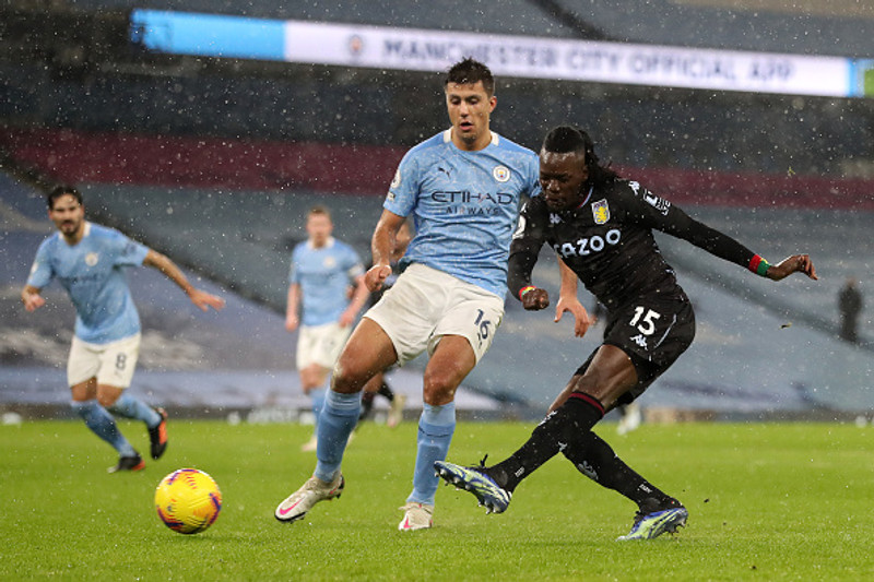 Rodri og Bertrand Traore í baráttunni í kvöld.