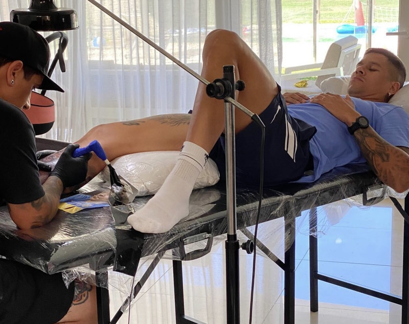 Marcos Rojo fær sér húðflúr.