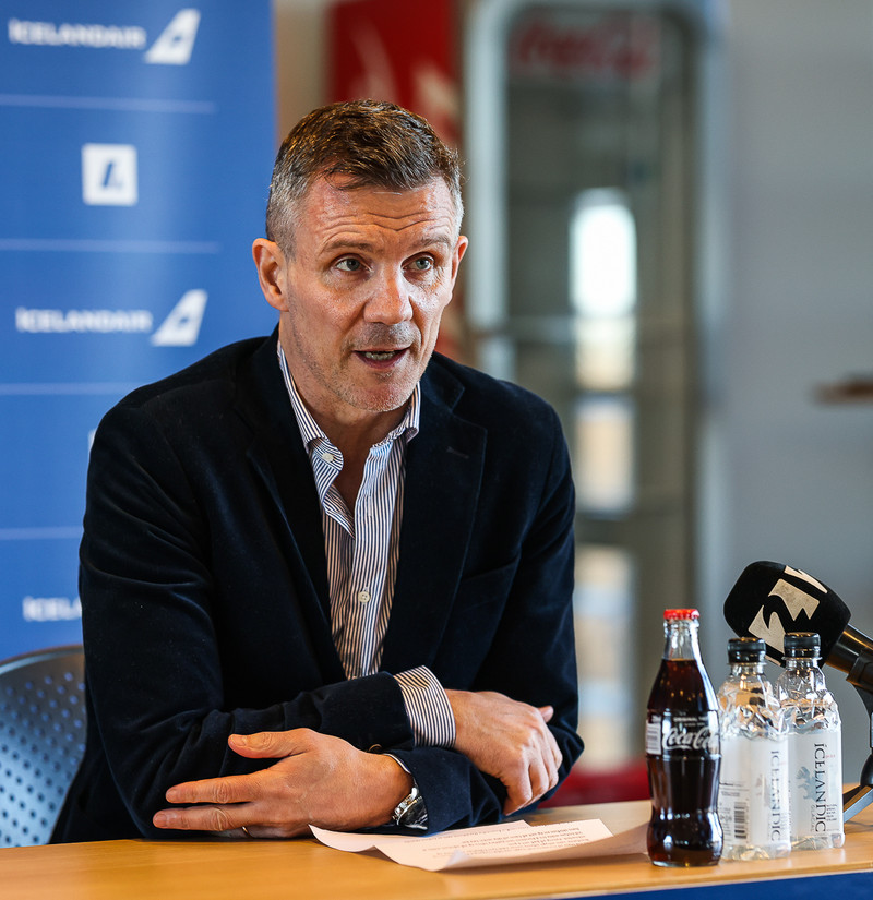 Burchnall átti góðan fund með Guðna Bergssyni, formanni KSÍ, um landsliðsþjálfarastarf Ísland. Guðni lýsti Burchnall sem manni framtíðarinnar.