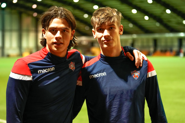 Kári Daníel við hlið Sverris Páls Hjaltested í Boganum.