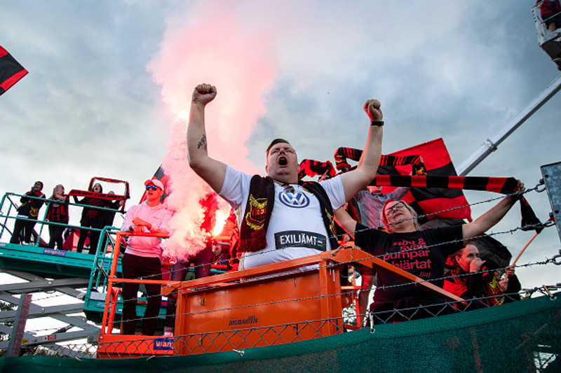 Stuðningsmenn Östersund héldu veislu fyrir Burchnall þegar hann yfirgaf félagið. Stuðningsmennirnir voru leiðir að sjá hann fara og það sama átti við þegar hann fór frá Viking.