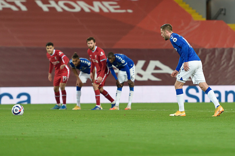 Gylfi á vítapunktinum á Anfield.