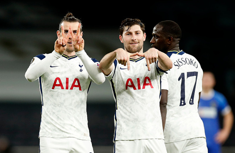Bale fagnaði marki sínu ásamt Ben Davies.