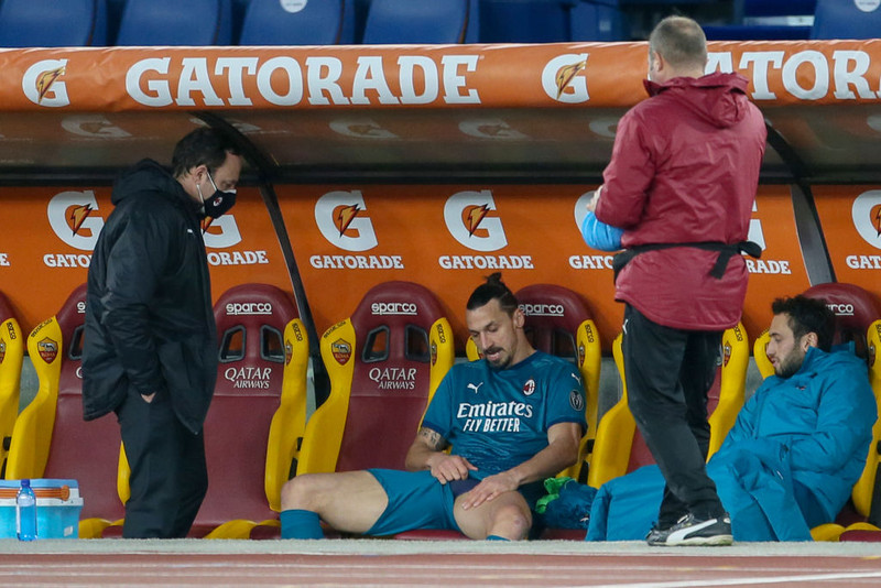 Zlatan Ibrahimovic fór meiddur af velli í gær.