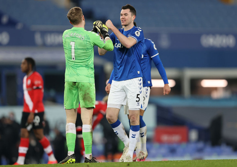 Jordan Pickford og Michael Keane fagna sigrinum