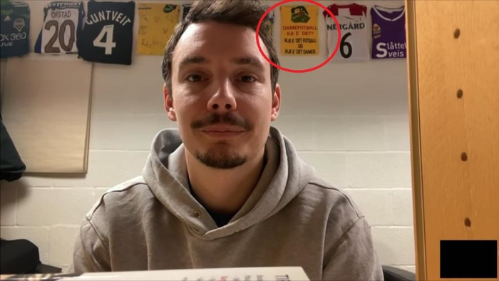 Hér má sjá bolinn í bakgrunni.