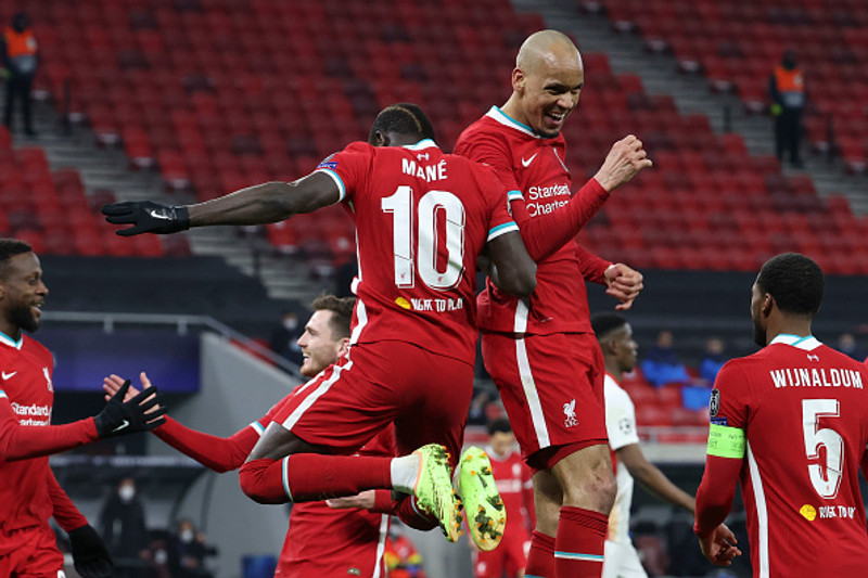 Fabinho og Mane í góðu glensi.