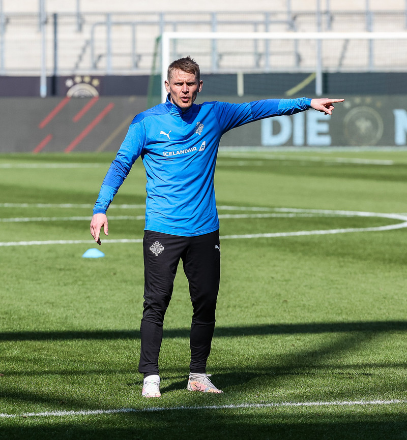 Twitter - Ari Freyr í rifrildi við liðsfélaga, Good Ebening og Charlie Adam hlær