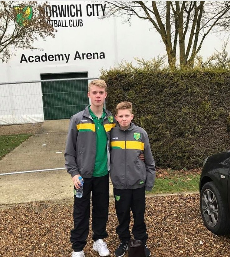 Bræðurnir fyrir utan akademíuna hjá Norwich