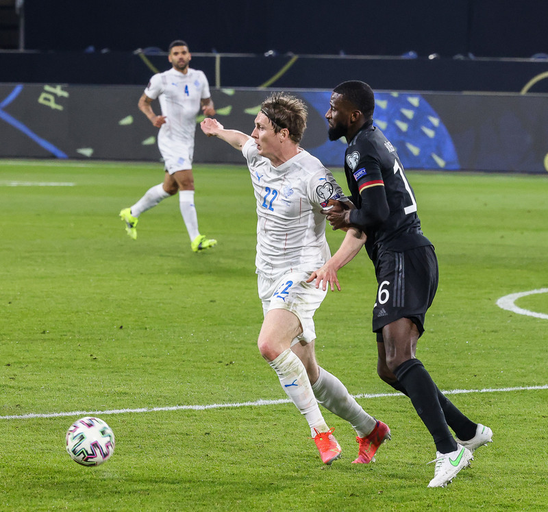 Jón Daði í baráttunni við Antonio Rudiger í leiknum í gær.