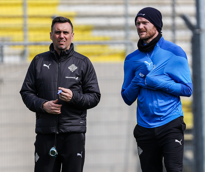 Arnar Þór Viðarsson, landsliðsþjálfari, og Aron Einar.