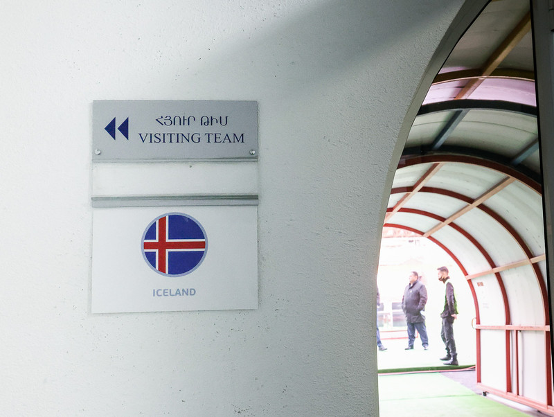 Mynd af tæklingu Sigga Jóns upp á vegg í Armeníu