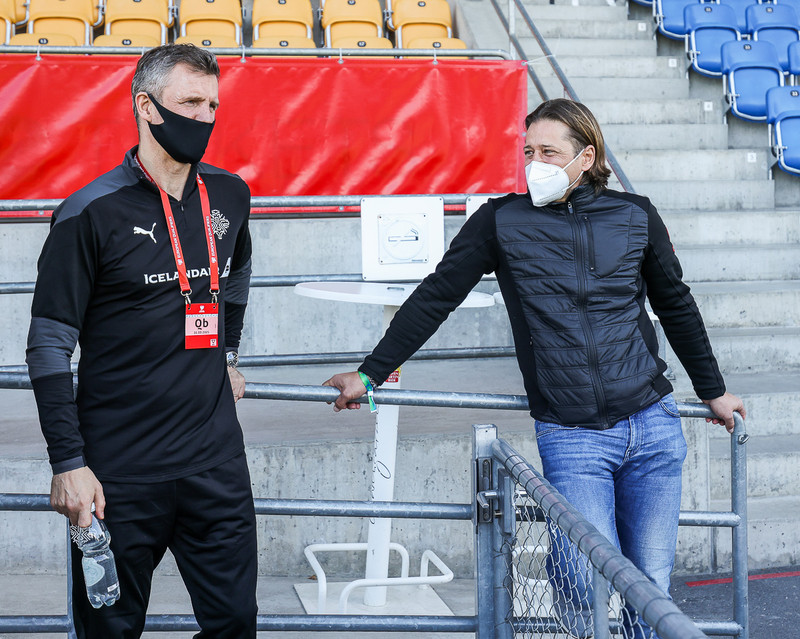 Helgi og Guðni Bergsson formaður KSÍ á æfingunni í dag.