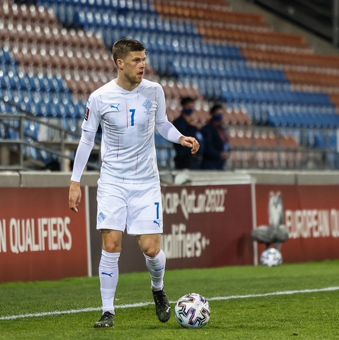 Jóhann Berg í landsleik. Hann leikur með Burnley.