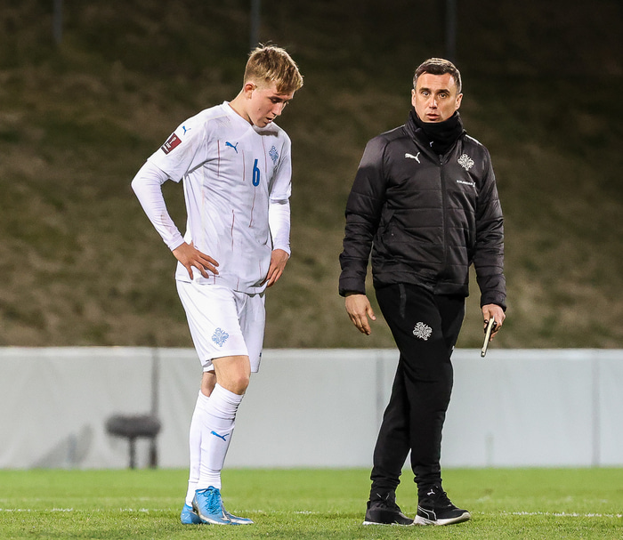 Ísak ræðir við Arnar Þór Viðarsson, landsliðsþjálfara, eftir leik gegn Liechtenstein á dögunum.