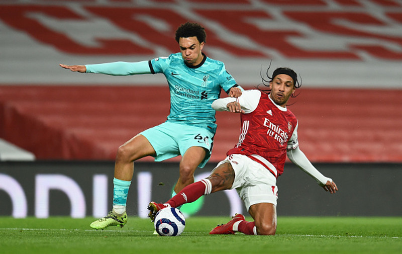 Alexander-Arnold og Pierre-Emerick Aubameyang í baráttunni í kvöld.