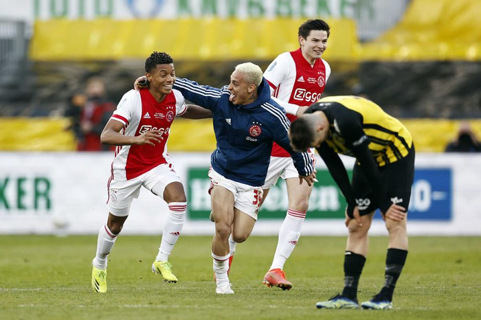 Leikmenn Ajax fagna Neres.